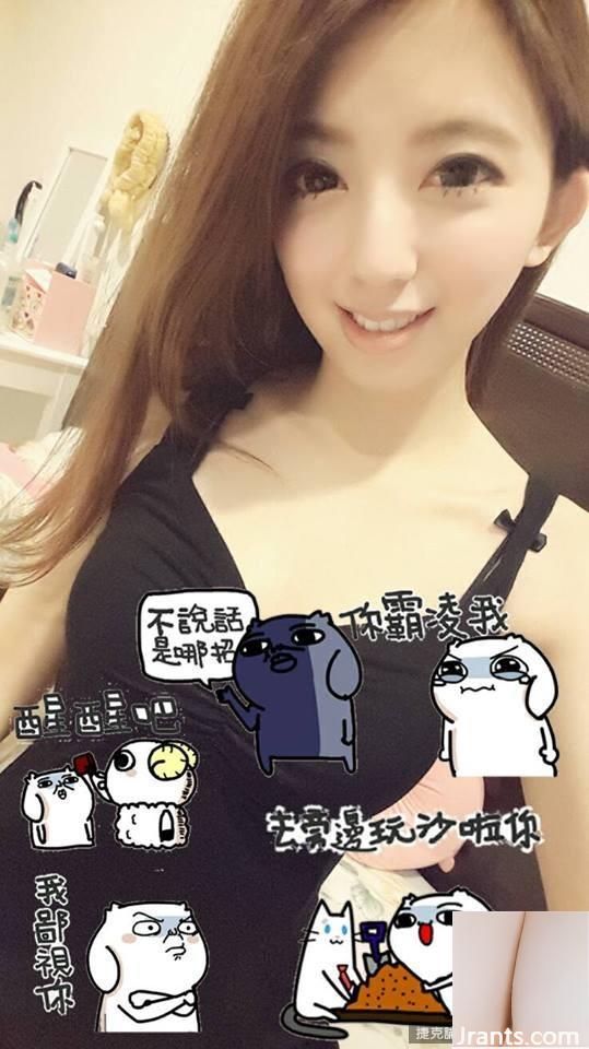 Jolie fille aux grands yeux ~ Ye Ye ~ Selfie super charmant Kawaii avec de petits seins exposés (28P)