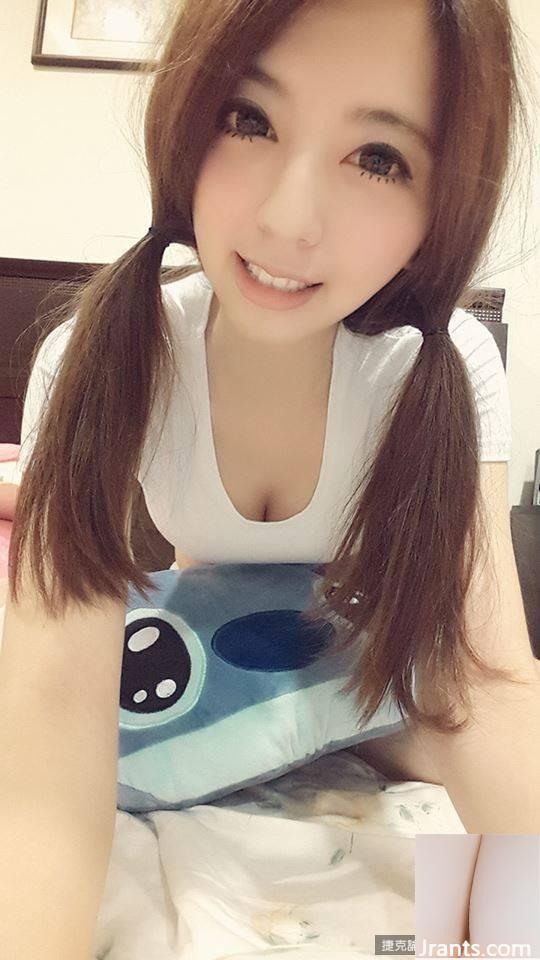 Linda chica con ojos grandes ~ Ye Ye ~ Selfie kawaii súper encantadora con pequeños senos expuestos (28P)