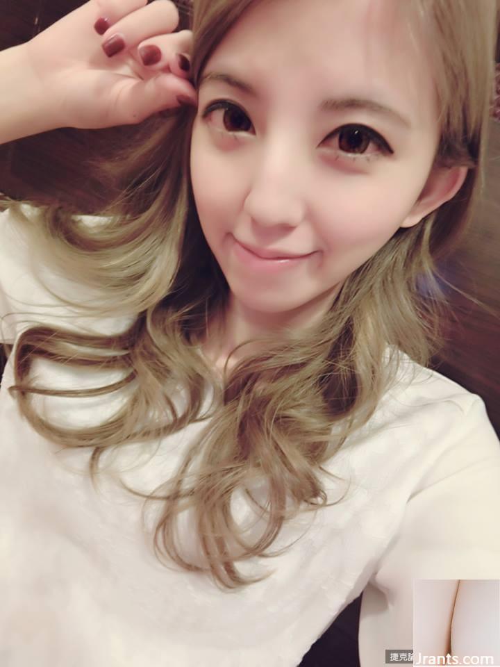 Linda chica con ojos grandes ~ Ye Ye ~ Selfie kawaii súper encantadora con pequeños senos expuestos (28P)