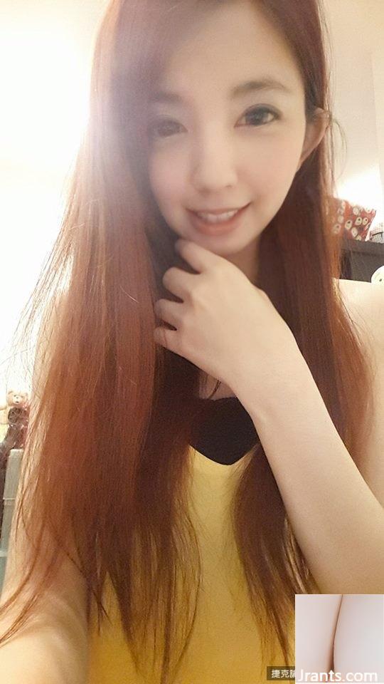 Jolie fille aux grands yeux ~ Ye Ye ~ Selfie super charmant Kawaii avec de petits seins exposés (28P)