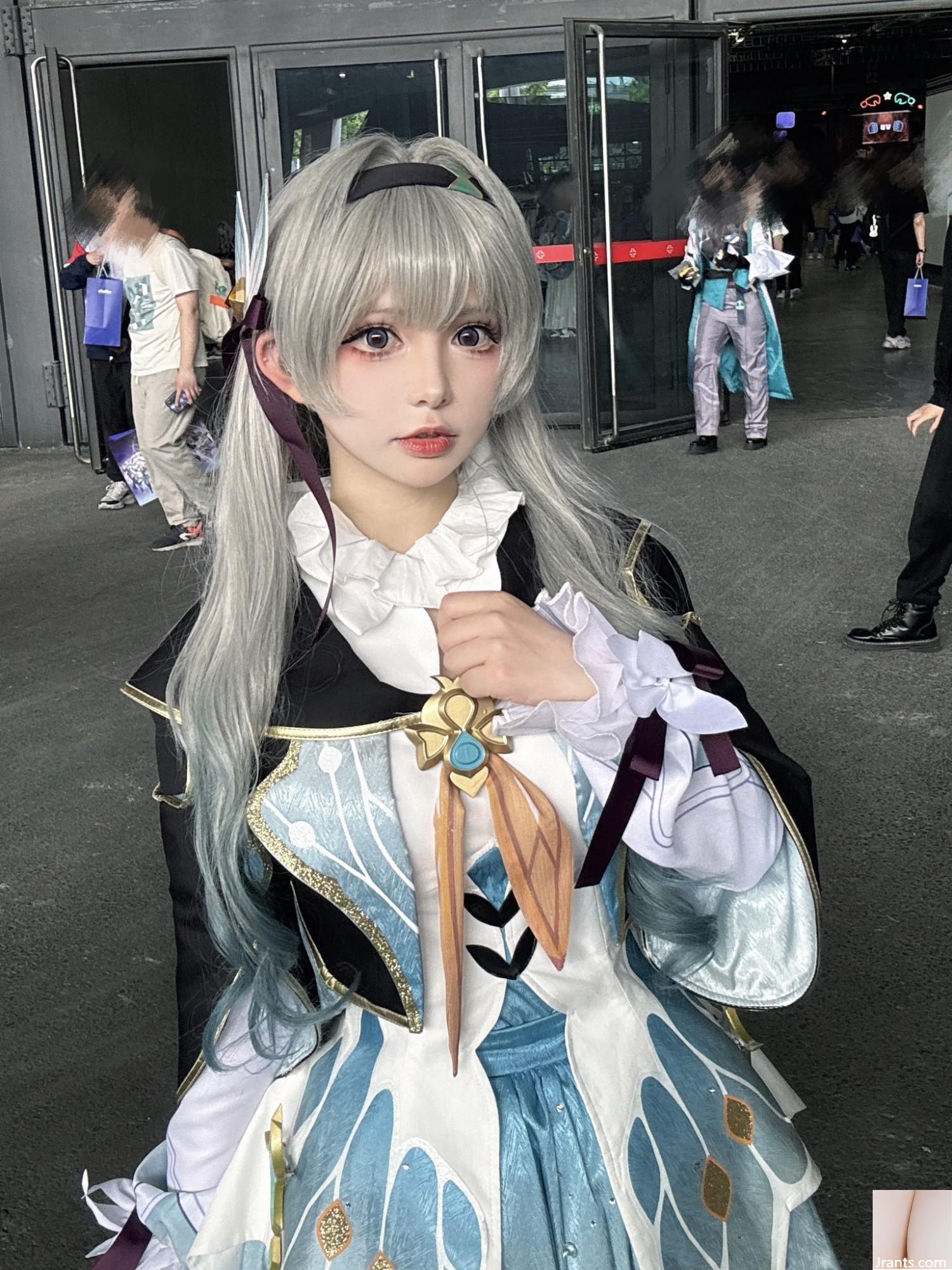 Das geheimnisvolle und verträumte Aussehen und die bezaubernden Augen von Coser Classmate 622 verbinden Fantasie und Realität perfekt, was berauschend ist.