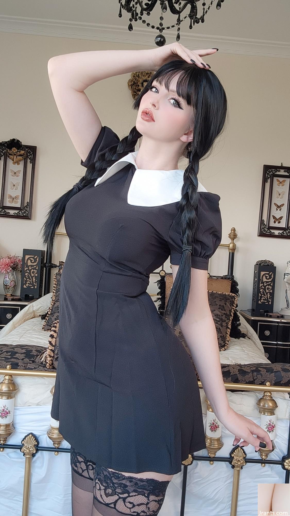 coser-Mikomin-Wednesday Addams (83P)