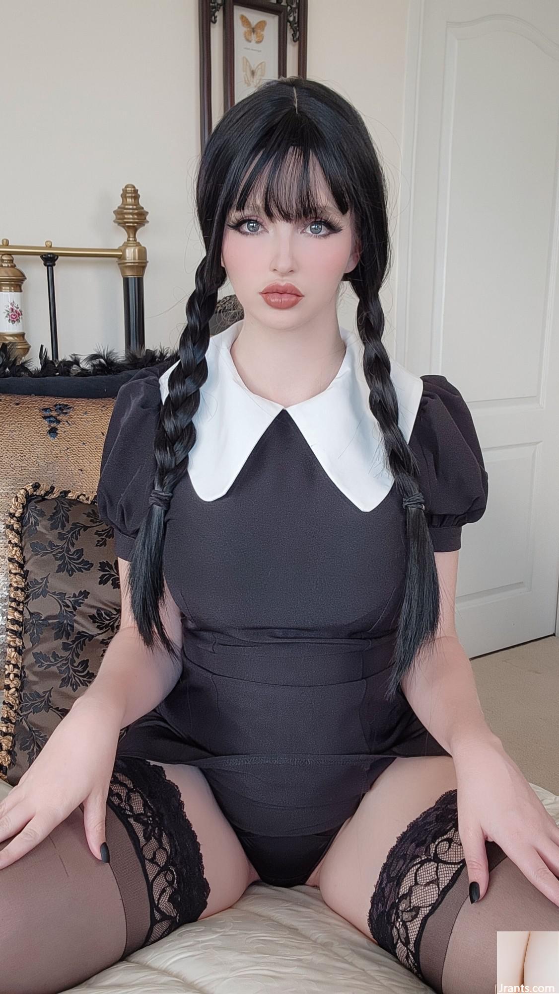 coser-Mikomin-Wednesday Addams (83P)