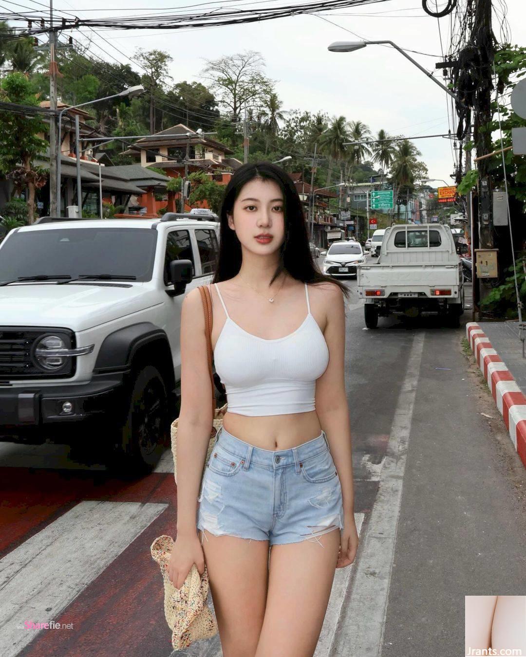 La belle fille prend une photo avec désinvolture dans la rue, ses courbes gracieuses attirent le regard