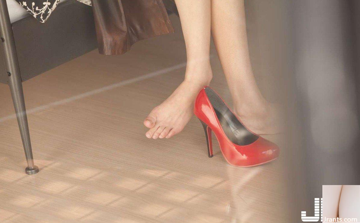 Mujer erótica en tacones rojos