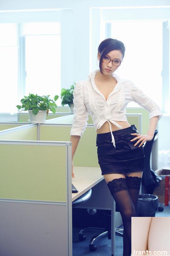 Le beau modèle He Jiayi interprète une fille à lunettes sexy (22P)