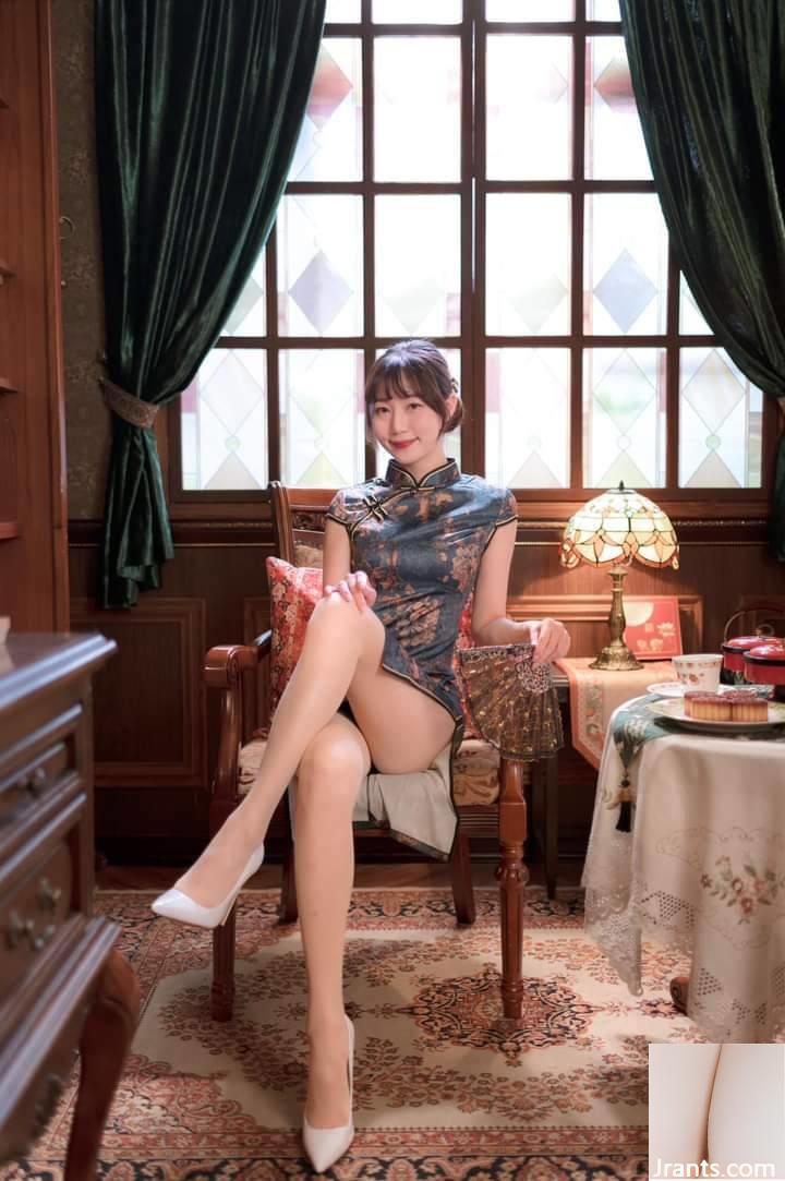 Kaki sutra yang indah di cheongsam