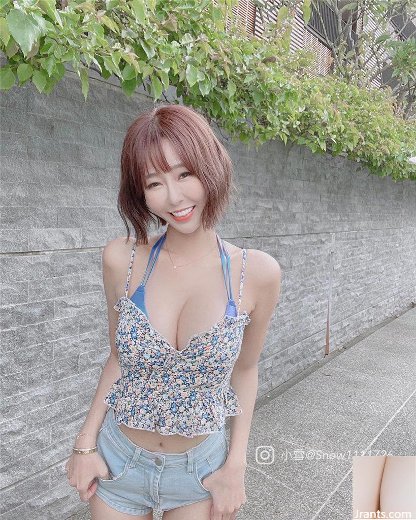 A linda garota de cabelo curto, Xiaoxue, tem um sorriso doce que cura o coração das pessoas. A praia está libertando o orgulhoso pico gigante. A foto é super tentadora.