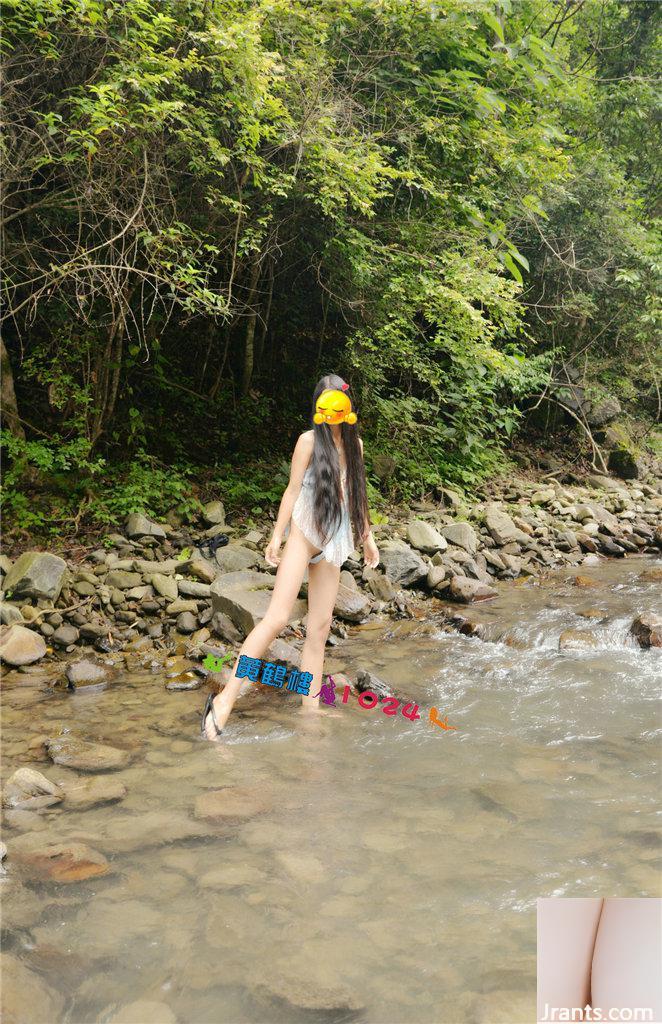 Pemotretan di luar ruangan di mata air jernih di sungai pegunungan. Buka vagina dan gali vaginanya, sehingga terlihat genangan air seputih susu di bebatuan (32P)