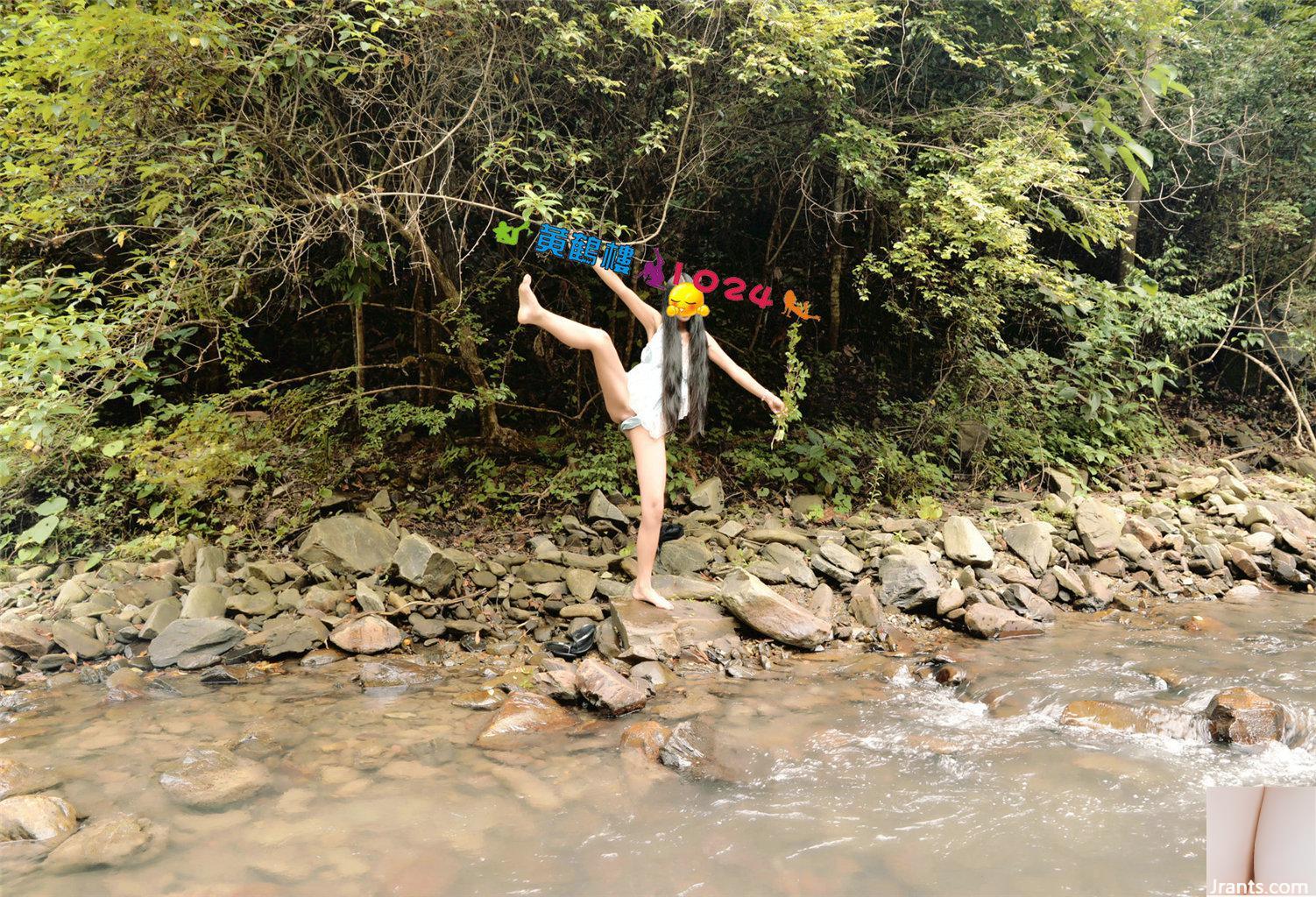 Outdoor-Shooting in einer klaren Quelle in einem Gebirgsbach Spreizen Sie die Muschi und graben Sie an der Muschi, wodurch eine Pfütze aus milchigem, weißem Wasser auf den Felsen zum Vorschein kommt (32P)