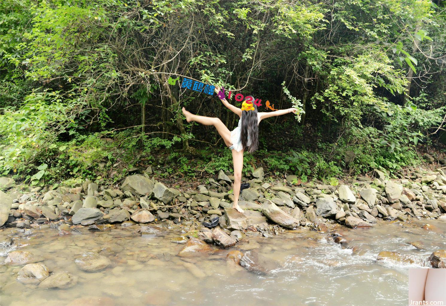 Filmagem ao ar livre em uma fonte clara em um riacho de montanha Abra a buceta e cave na buceta, revelando uma piscina de água branca e leitosa nas rochas (32P)