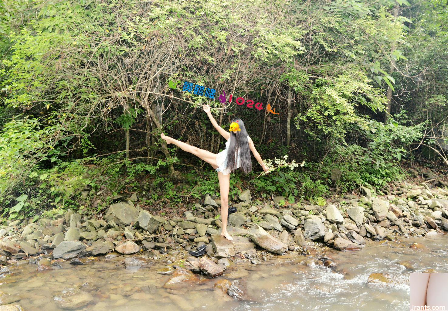 Filmagem ao ar livre em uma fonte clara em um riacho de montanha Abra a buceta e cave na buceta, revelando uma piscina de água branca e leitosa nas rochas (32P)