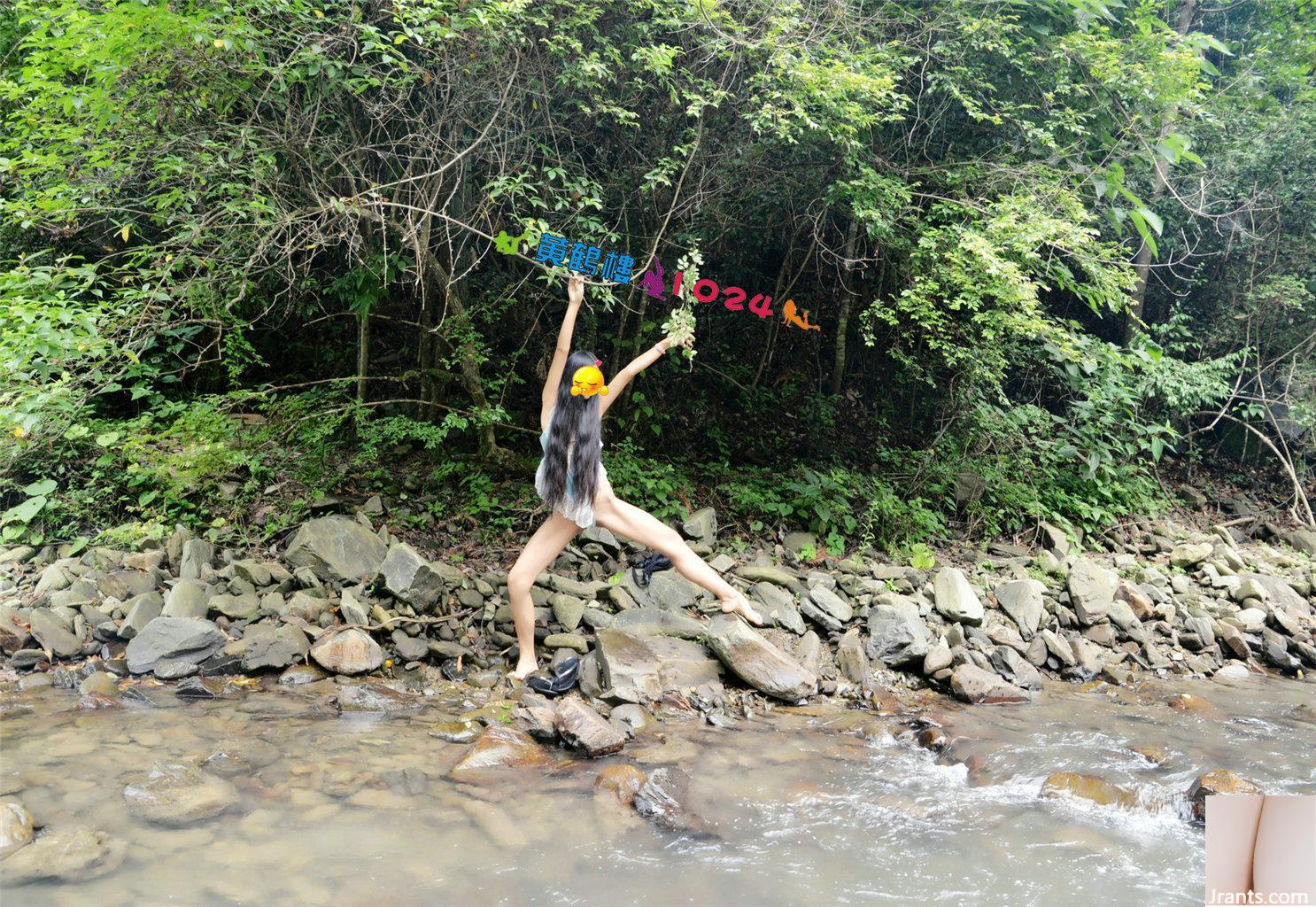 Pemotretan di luar ruangan di mata air jernih di sungai pegunungan. Buka vagina dan gali vaginanya, sehingga terlihat genangan air seputih susu di bebatuan (32P)