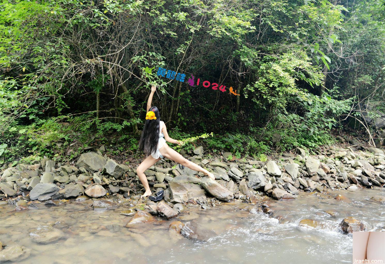 Filmagem ao ar livre em uma fonte clara em um riacho de montanha Abra a buceta e cave na buceta, revelando uma piscina de água branca e leitosa nas rochas (32P)