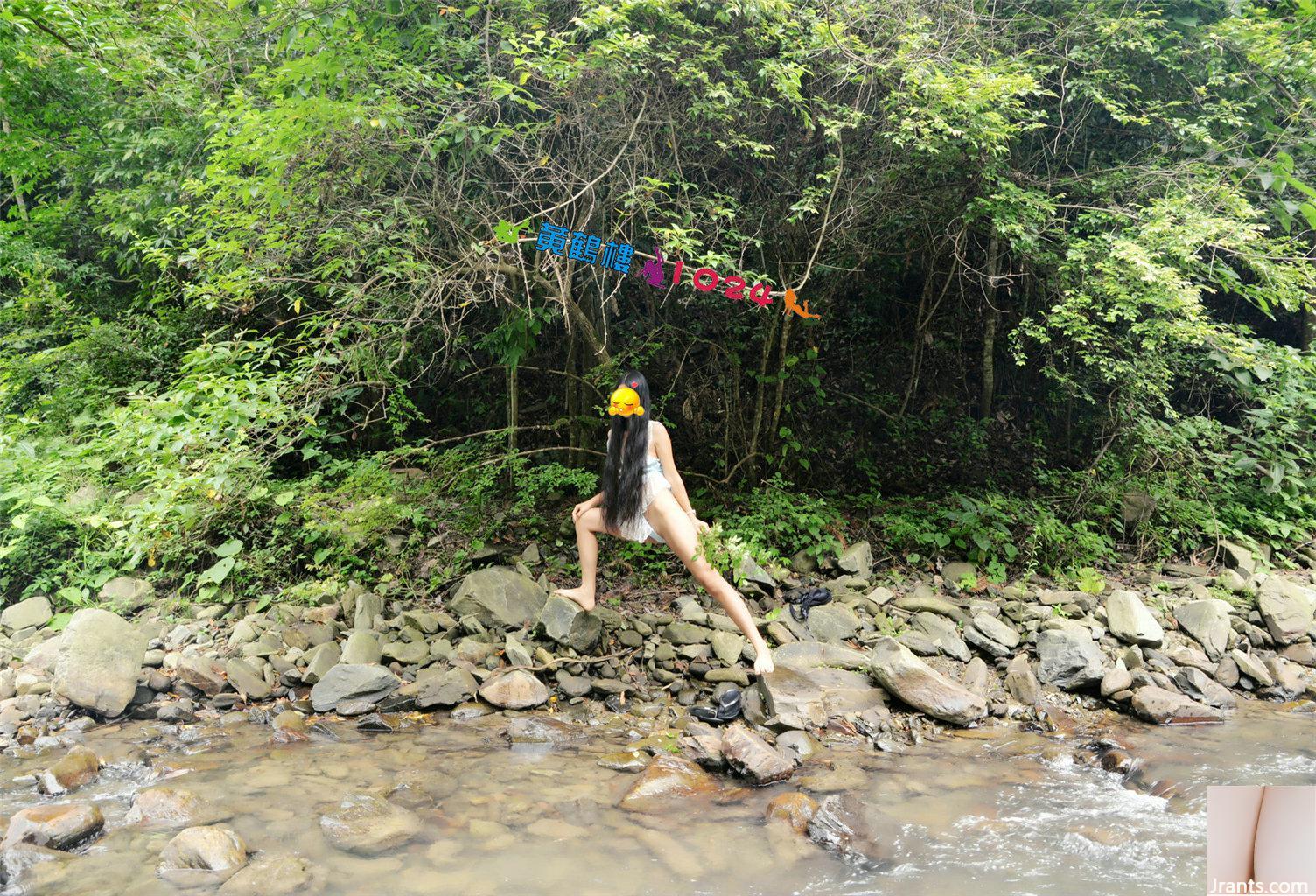 Filmagem ao ar livre em uma fonte clara em um riacho de montanha Abra a buceta e cave na buceta, revelando uma piscina de água branca e leitosa nas rochas (32P)