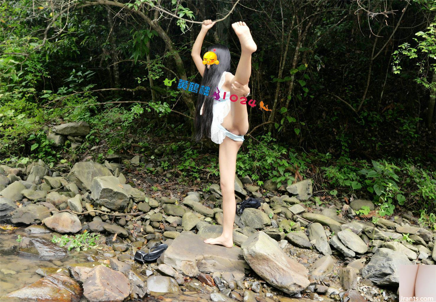 Filmagem ao ar livre em uma fonte clara em um riacho de montanha Abra a buceta e cave na buceta, revelando uma piscina de água branca e leitosa nas rochas (32P)