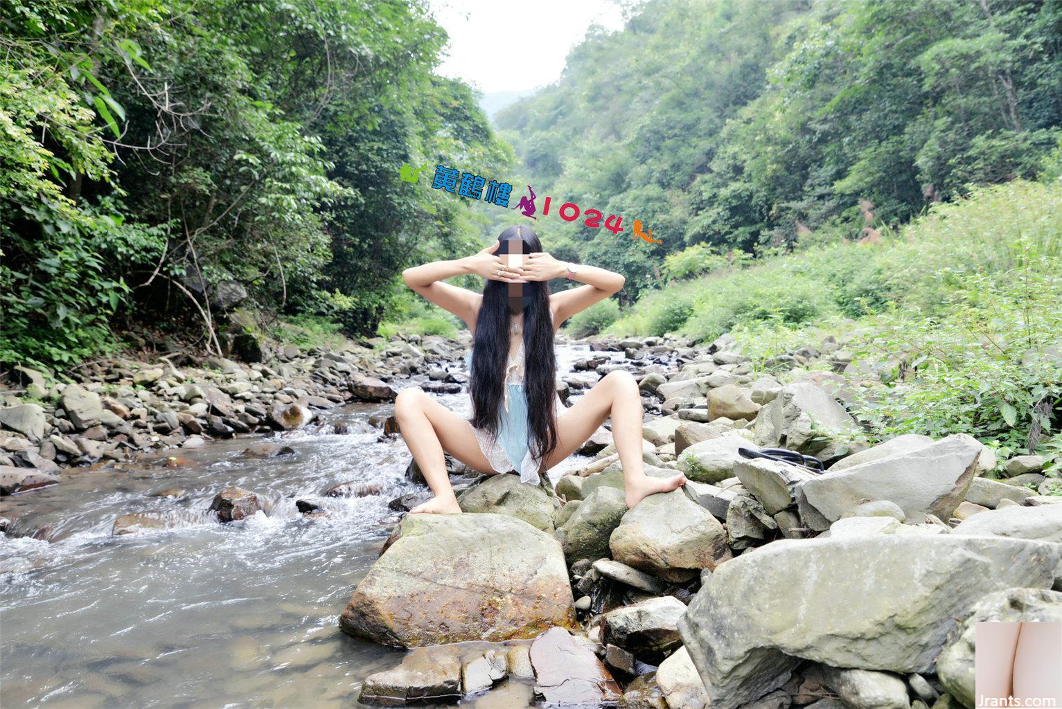 Outdoor-Shooting in einer klaren Quelle in einem Gebirgsbach Spreizen Sie die Muschi und graben Sie an der Muschi, wodurch eine Pfütze aus milchigem, weißem Wasser auf den Felsen zum Vorschein kommt (32P)