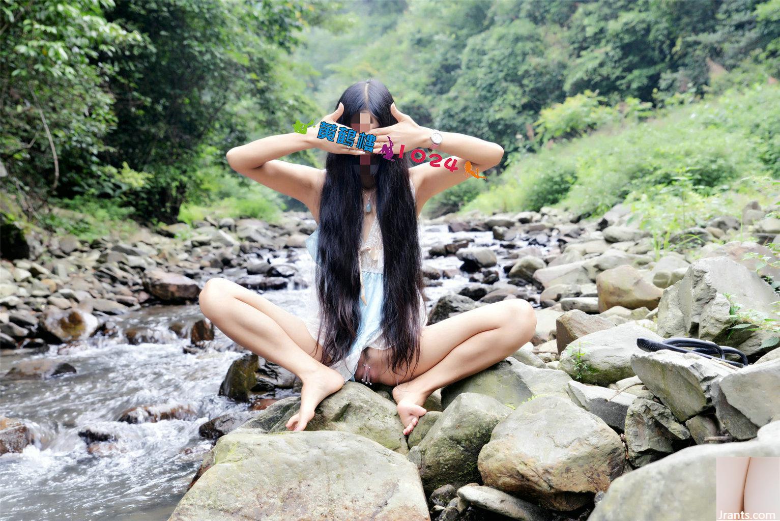 Filmagem ao ar livre em uma fonte clara em um riacho de montanha Abra a buceta e cave na buceta, revelando uma piscina de água branca e leitosa nas rochas (32P)