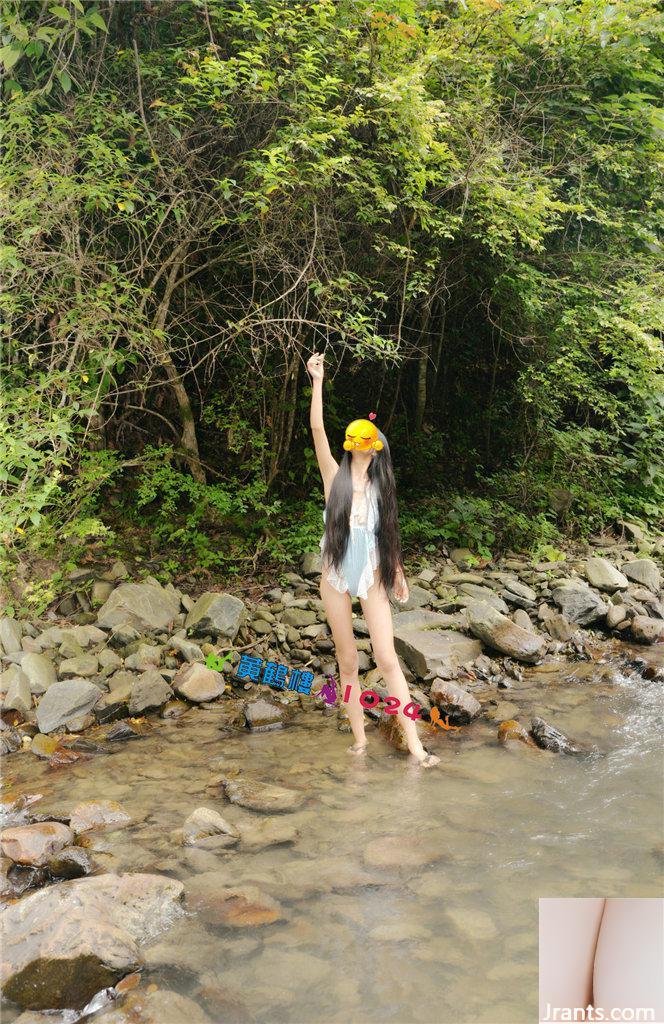 Pemotretan di luar ruangan di mata air jernih di sungai pegunungan. Buka vagina dan gali vaginanya, sehingga terlihat genangan air seputih susu di bebatuan (32P)