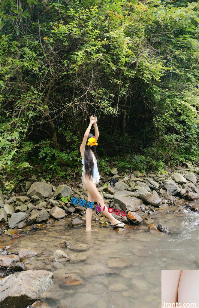 Pemotretan di luar ruangan di mata air jernih di sungai pegunungan. Buka vagina dan gali vaginanya, sehingga terlihat genangan air seputih susu di bebatuan (32P)