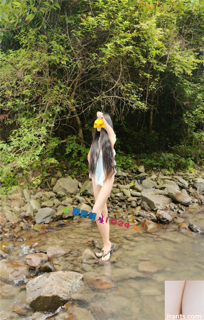 Filmagem ao ar livre em uma fonte clara em um riacho de montanha Abra a buceta e cave na buceta, revelando uma piscina de água branca e leitosa nas rochas (32P)