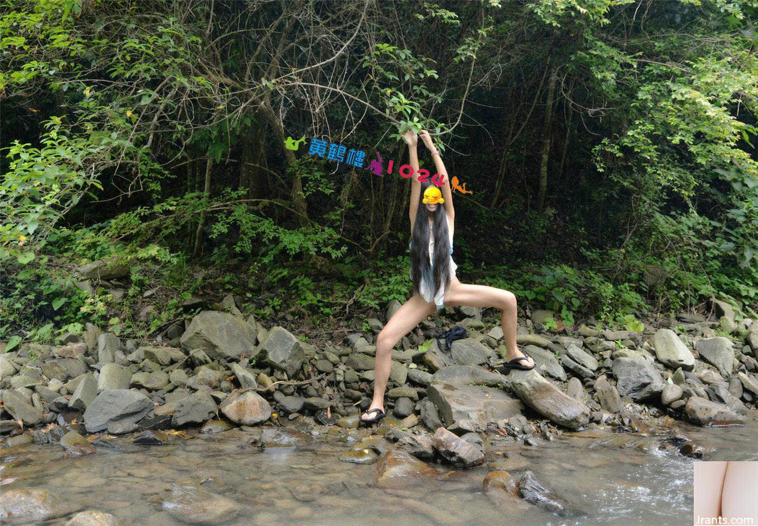 Filmagem ao ar livre em uma fonte clara em um riacho de montanha Abra a buceta e cave na buceta, revelando uma piscina de água branca e leitosa nas rochas (32P)