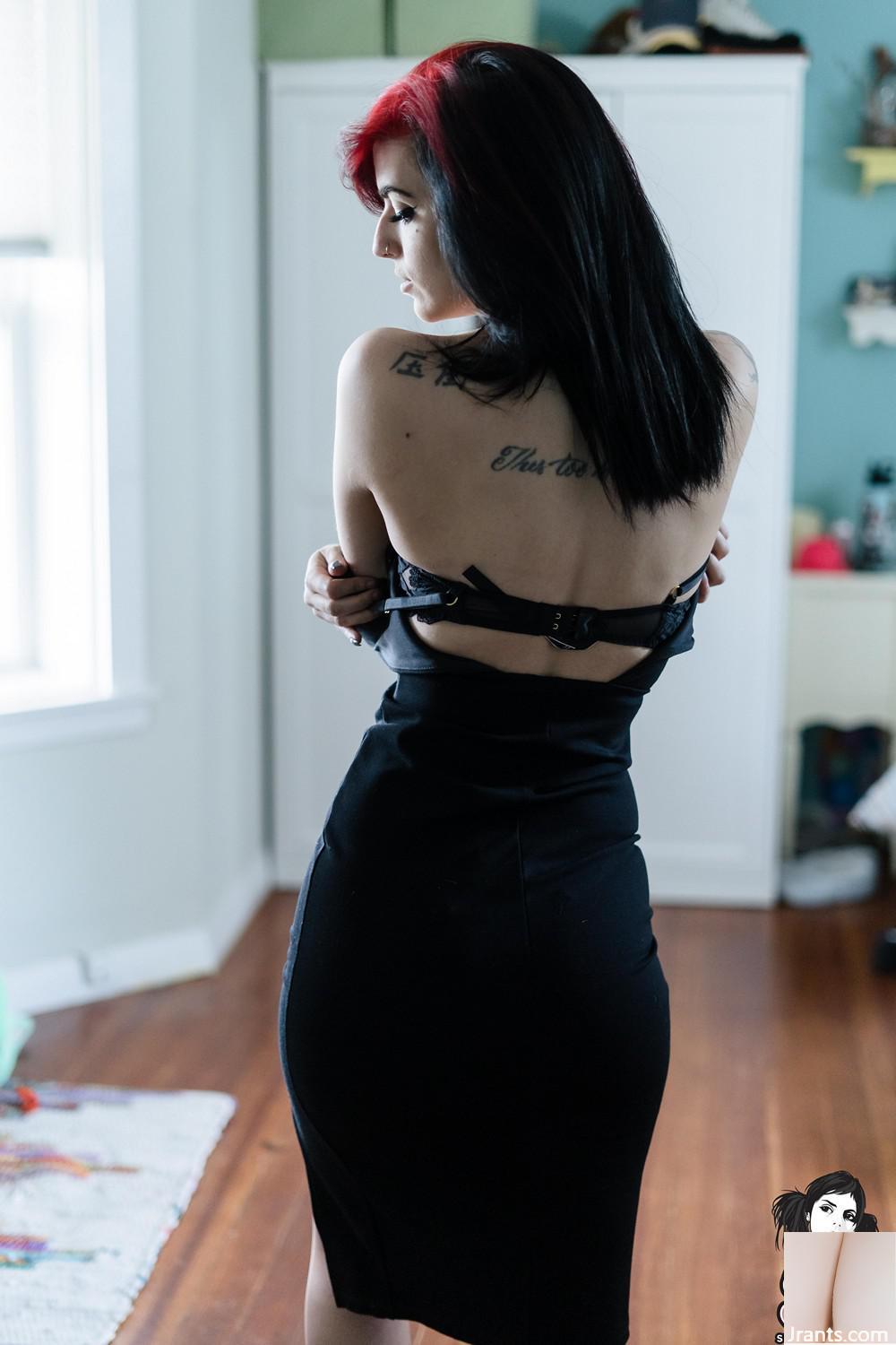 (Suicide Girls) – Petite Robe Noire Sans Robe – Skicks