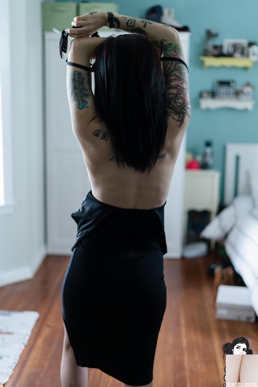 (Suicide Girls) – Petite Robe Noire Sans Robe – Skicks