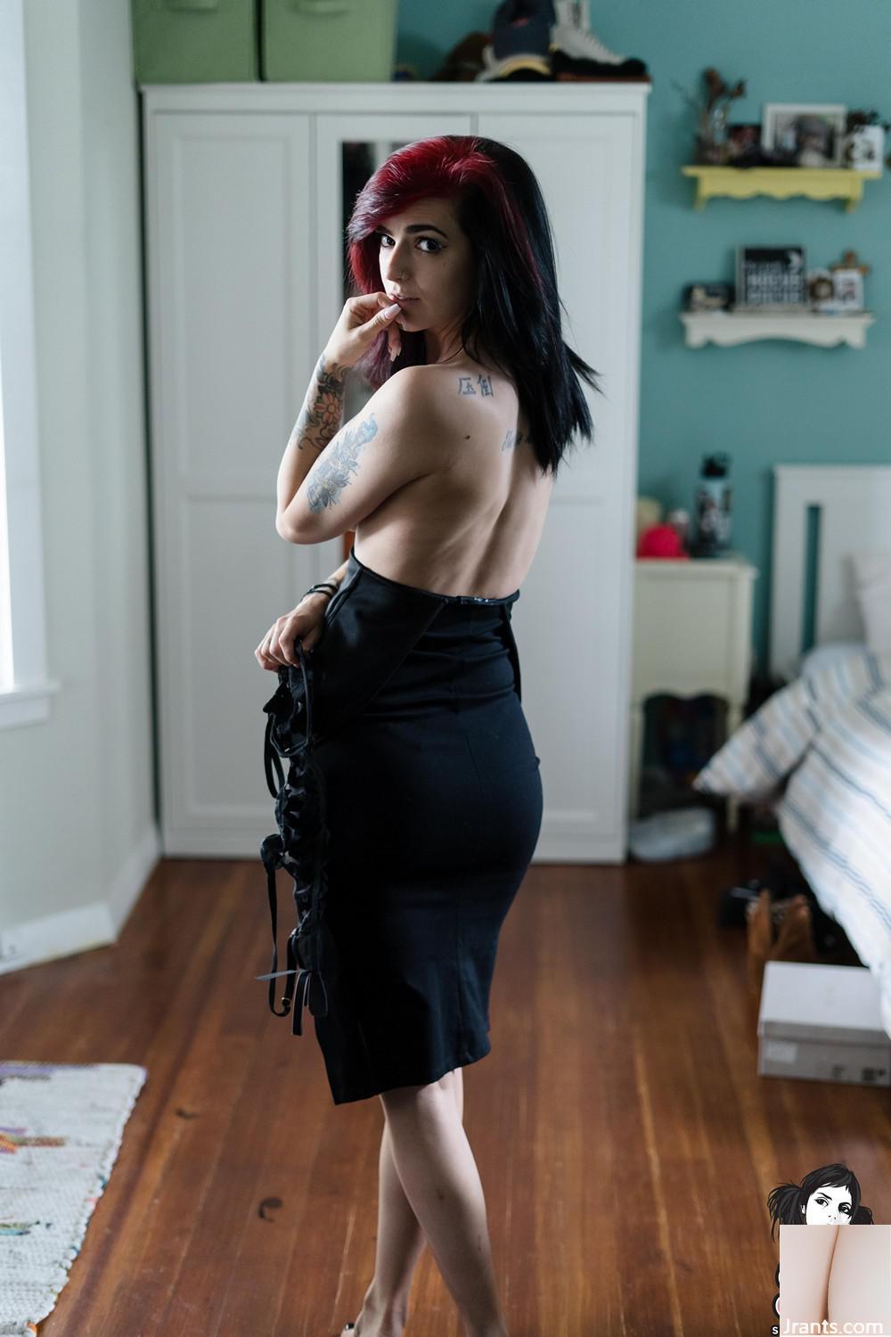 (Suicide Girls) – Petite Robe Noire Sans Robe – Skicks