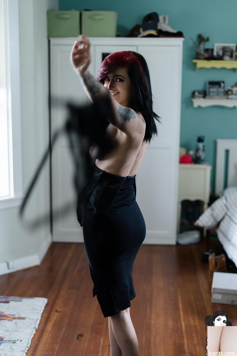 (Suicide Girls) – Petite Robe Noire Sans Robe – Skicks