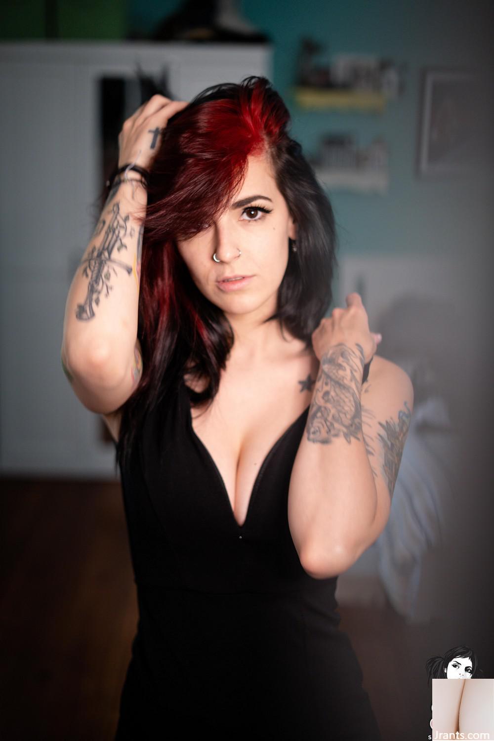 (Suicide Girls) – Petite Robe Noire Sans Robe – Skicks