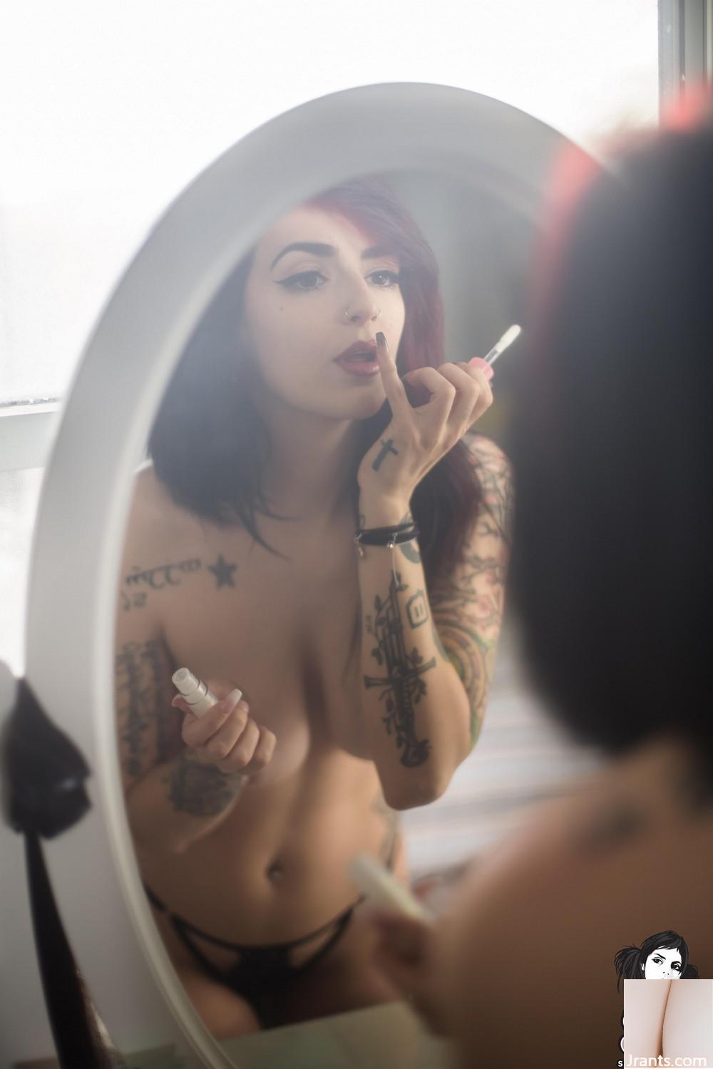 (Suicide Girls) – Petite Robe Noire Sans Robe – Skicks