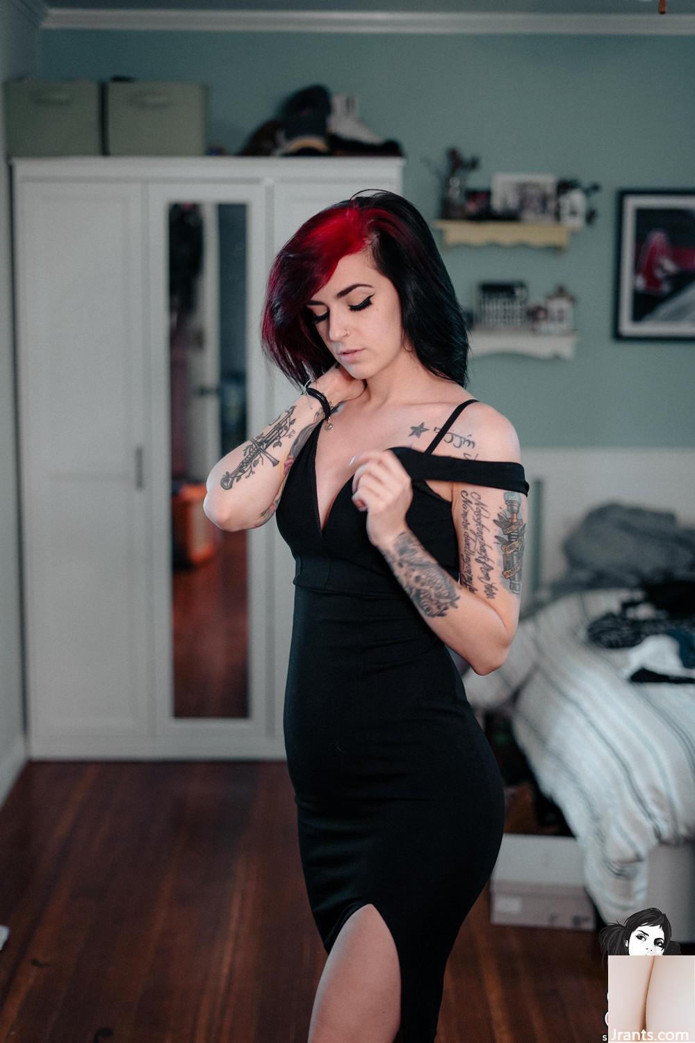 (Suicide Girls) – Petite Robe Noire Sans Robe – Skicks