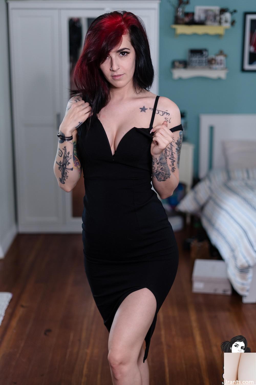 (Suicide Girls) – Petite Robe Noire Sans Robe – Skicks