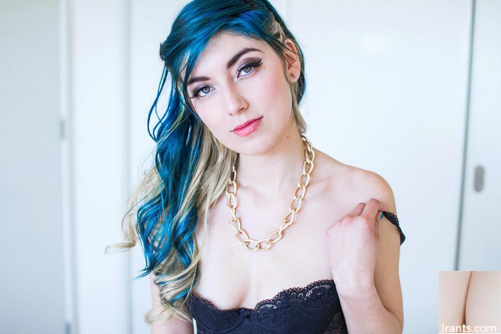 (Suicide Girls) – Blaues Gift – Bly