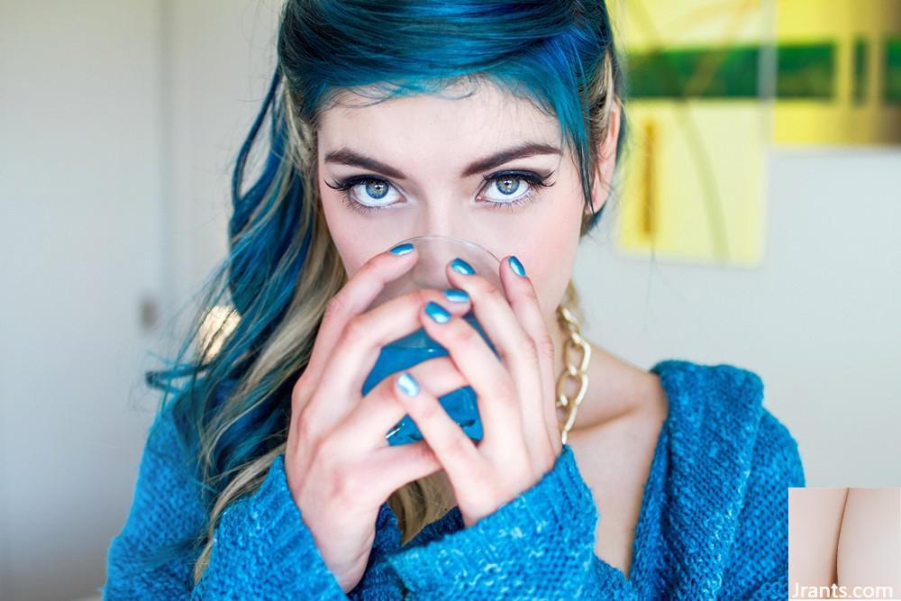 (Suicide Girls) – Blaues Gift – Bly