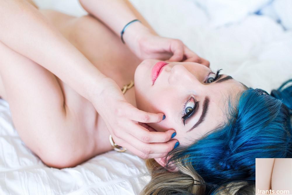 (Suicide Girls) – Blaues Gift – Bly