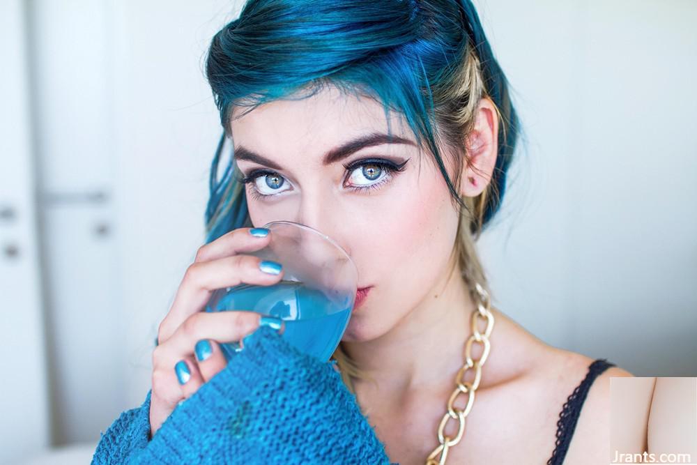 (Suicide Girls) – Blaues Gift – Bly