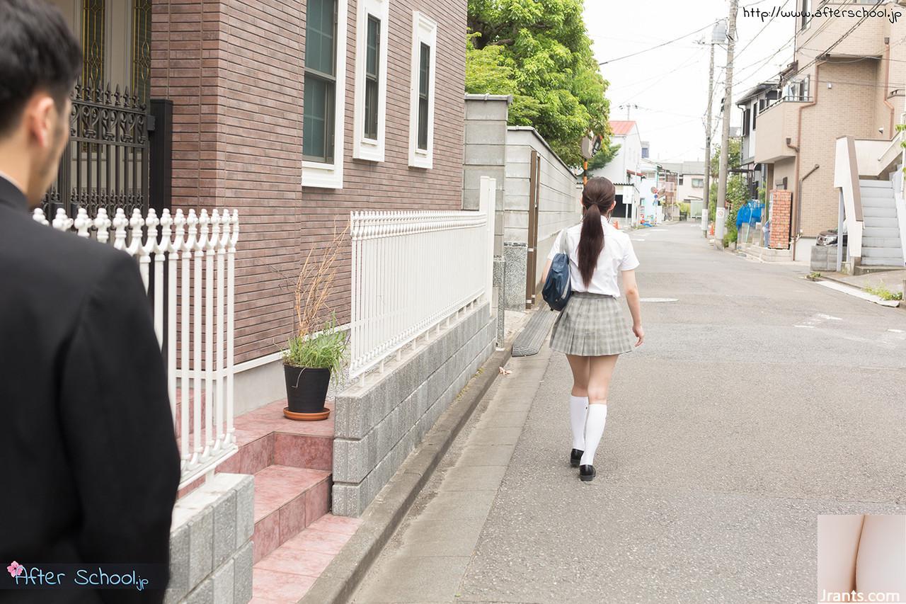 Colegiala japonesa se quita el uniforme y tiene sexo con su padrastro (16P)