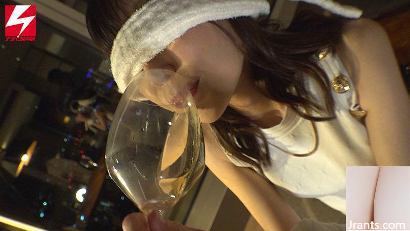 Hitomi Hoshitani will Sex mit einem Mädchen aus der Hafengegend haben. Sie trinkt Champagner am kühlen Abend in einer Bar mit netter Atmosphäre und hat einen Thread der Modelklasse&#8230; (11P)