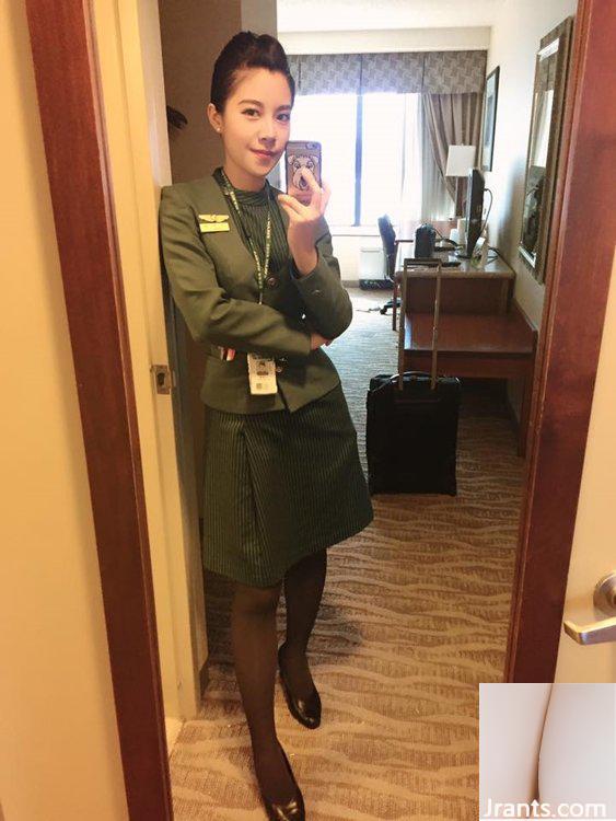 Stewardess Amber Ku (16P) hat eine gute Figur, die sich auch in der Stewardess-Uniform nicht verbergen lässt. „Evergreen Suitang“ hat das Temperament