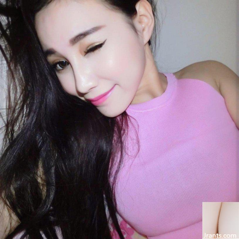 Model muda seksi dengan payudara C~Guai Huang Weiwei~Hanya mengenakan celana dalam dan pakaian dalam di bak mandi, pantat putihnya begitu menarik di cermin (28P)