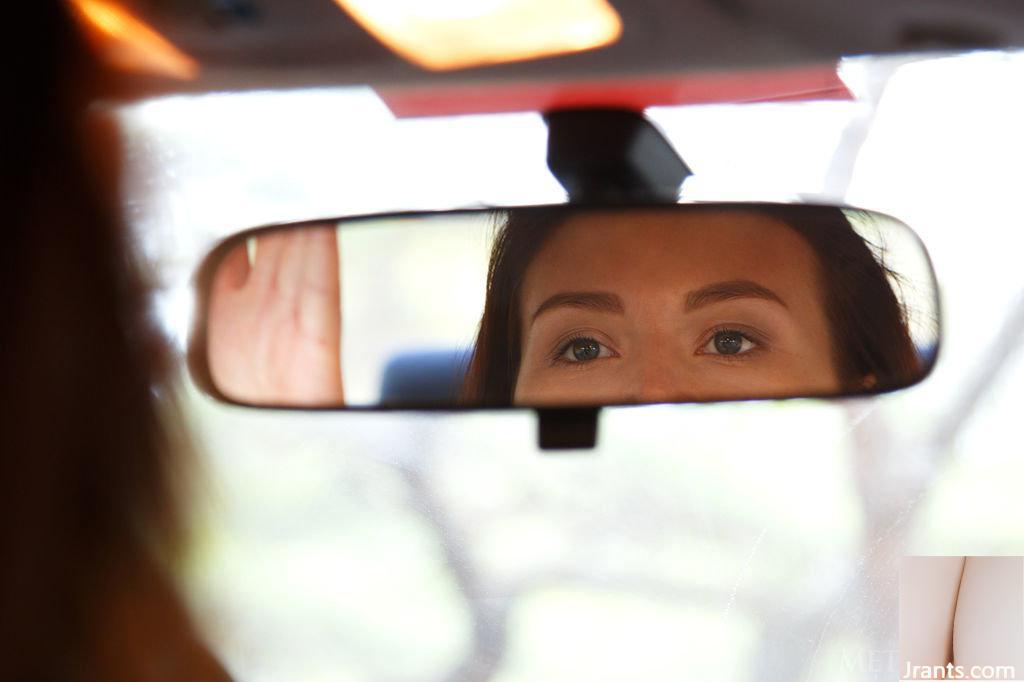 La chica corrió hacia mi auto a tomar fotos porque estaba bien, ¿quería impactarse Berenice(115P)?