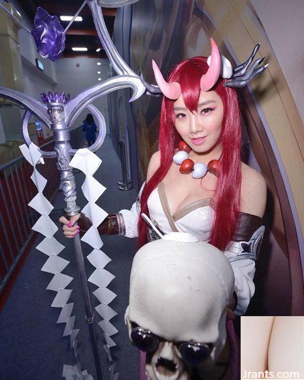 &#8220;Izanami&#8221; yang jahat di-cosplay oleh gadis super manis Zeng Tian dan langsung membuat orang meleleh (23P)