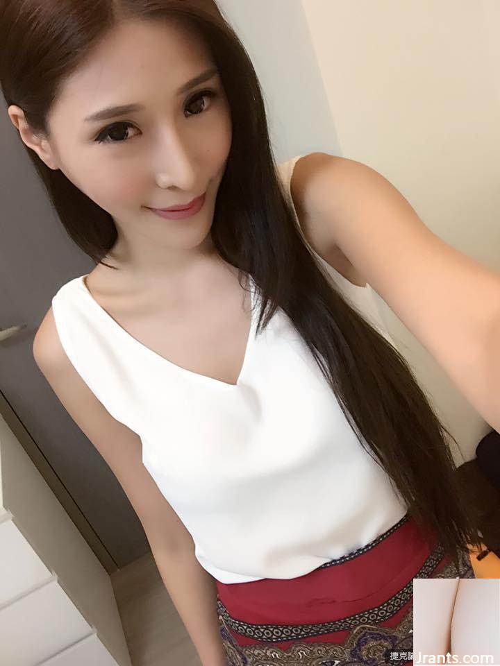 32C Sexy und Hot D&#8220;~Li Xiaoxing~Bei einem Selfie mit entblößten Brüsten in einem Taxi ist ihre Brustkurve super charmant (70P)