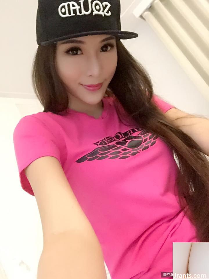 32C Sexy e gostosa D&#8221;~Li Xiaoxing~ Tirando uma selfie com os seios expostos em um táxi, a curva do peito dela é super charmosa (70P)