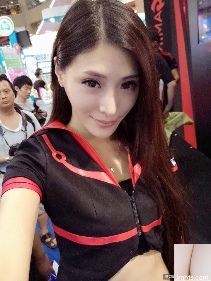 32C Sexy e gostosa D&#8221;~Li Xiaoxing~ Tirando uma selfie com os seios expostos em um táxi, a curva do peito dela é super charmosa (70P)