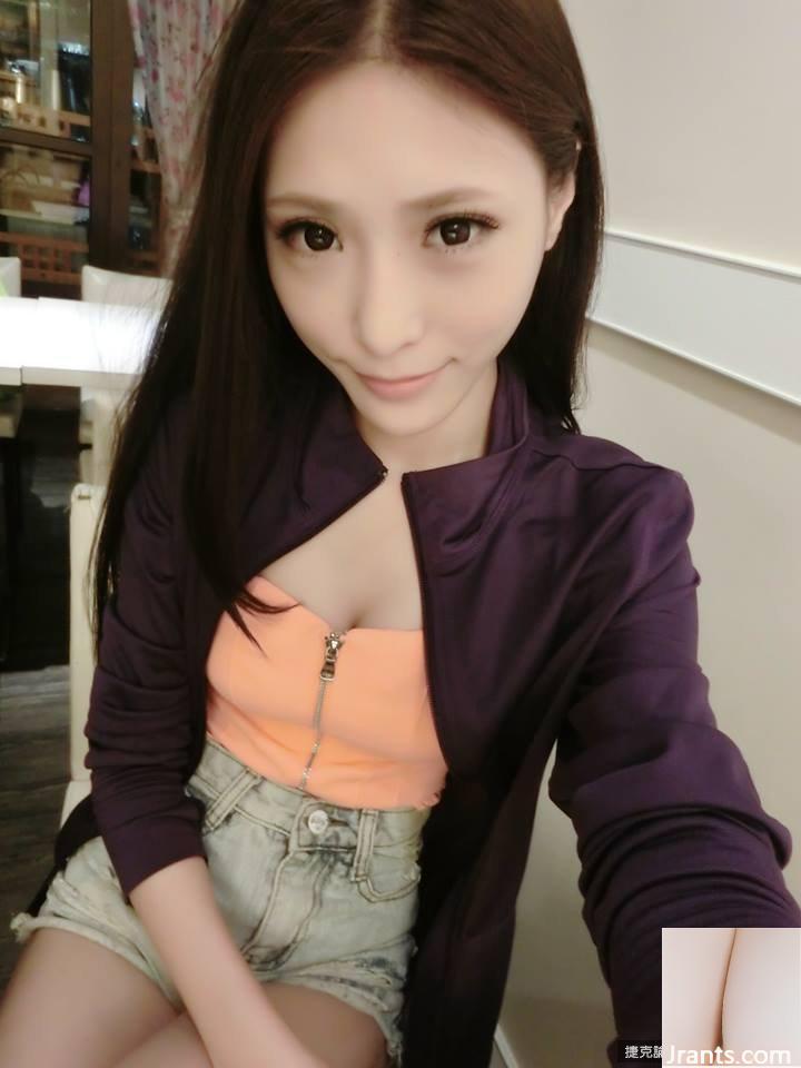 32C Sexy und Hot D&#8220;~Li Xiaoxing~Bei einem Selfie mit entblößten Brüsten in einem Taxi ist ihre Brustkurve super charmant (70P)