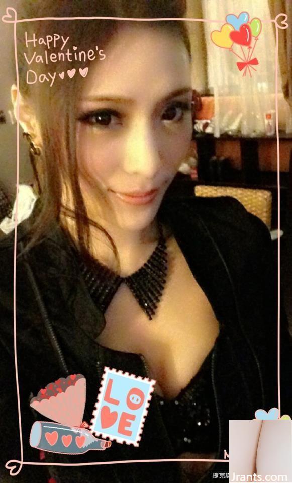 32C Sexy and Hot D »~Li Xiaoxing~Prenant un selfie avec ses seins exposés dans un taxi, sa courbe de poitrine est super charmante (70P)