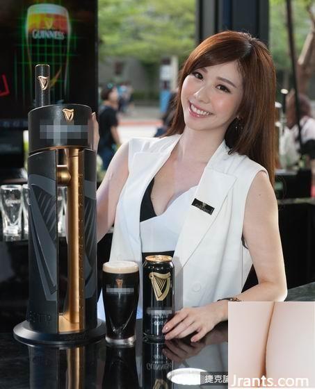 Zhang Baolan tampil dengan gaun seksi berpayudara besar di adegan bartending, dan publik melindungi mata mereka (52P)